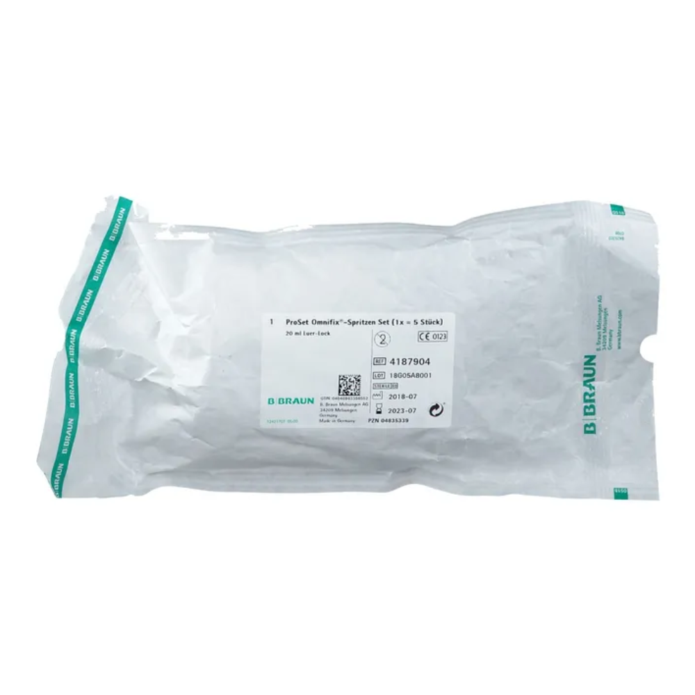 Een doorzichtige kunststofverpakking draagt het B.Braun-logo, productdetails en barcodes op een witte achtergrond en bevat de Perfusor Omnifix-spuitenset met de aanduiding „B.Braun ProSet Intrafix® Primeline Omnifix-spuiten Set 20 ml LL | 1 stuk“ van B. Braun Deutschland GmbH & Co. KG.