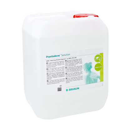 Een ruime witte container met draaggreep, waarin zich 'B.Braun Prontoderm®-oplossing voor MRE-dekolonisatie van huid en slijmvliezen' van B. Braun Deutschland GmbH & Co. KG bevindt, zorgt voor uitstekende huidvriendelijkheid. Het etiket bevat een kleine tekst en een groen logo, evenals een afbeelding van een persoon. De speciaal voor MRE-dekolonisatie ontwikkelde container is veilig afgesloten met een rode dop.