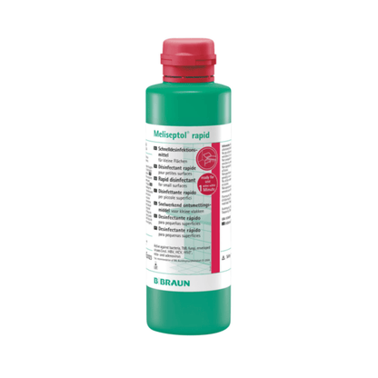 Groene fles B. Braun Meliseptol® rapid snelle desinfectie met rode sluiting. Het etiket bevat tekst in meerdere talen en heeft een centraal, rond rood logo dat de effectiviteit voor oppervlakte reiniging benadrukt. De merknaam B. Braun Deutschland GmbH & Co. KG is elegant weergegeven in blauwe letters aan de onderkant.