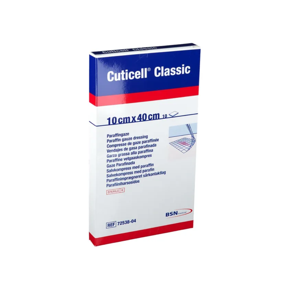 De afbeelding toont een verpakking BSN Cuticell® Classic steriele zalfkompres met paraffine van BSN Medical GmbH. De verpakking is wit met blauwe en rode tekst, meet 10 cm x 40 cm en bevat meertalige beschrijvingen evenals het BSN Medical-logo, waardoor het ideaal is voor wondverzorging.