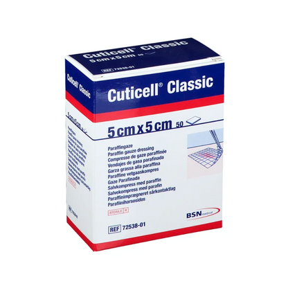 Doos met BSN Cuticell® Classic steriele zalfkompres met paraffine van BSN Medical GmbH, 5 cm x 5 cm groot, ideaal voor het draineren van wonden. De verpakking bevat productdetails in meerdere talen en het referentienummer 72538-01.