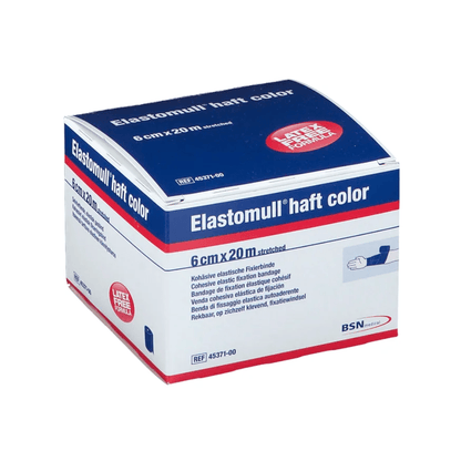 De afbeelding toont een doos BSN Elastomull® haft color, een elastisch fixatieverband met de afmetingen 6 cm x 20 m van BSN Medical GmbH. De blauw-witte verpakking met rode accenten bevat productdetails in meerdere talen en benadrukt de latexvrije polymeersamenstelling voor maximaal draagcomfort.
