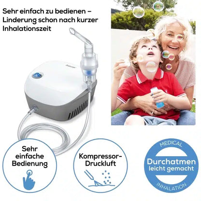 Een oudere persoon en een kind dat bellen blaast, zitten naast de Beurer inhalator IH 18 van de Beurer GmbH, een medisch apparaat met slangen met het opschrift 'Makkelijk ademen'. De inhalator, ontworpen voor mensen met luchtwegaandoeningen zoals astma, beschikt over een inhalatiemasker en wordt beschreven met zinnen als 'Zeer eenvoudig te gebruiken' en 'Compressor-luchttechnologie'.
