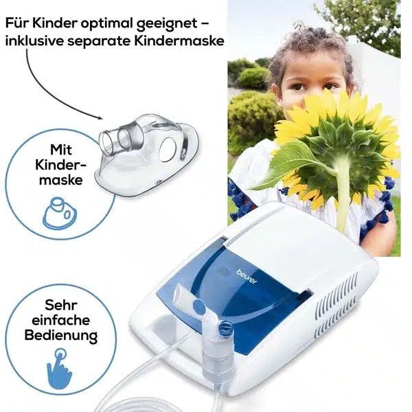 Een klein kind in een gestreepte trui houdt een zonnebloem voor haar gezicht. Naast haar staat de Beurer Inhalator IH 26 van Beurer GmbH. In de Duitse taal wordt erop gewezen dat hij geschikt is voor kinderen en een apart kindermasker bevat. Verdere teksten benadrukken dat hij zeer eenvoudig te bedienen is en daarom perfect is voor de behandeling van astma en andere luchtwegaandoeningen.
