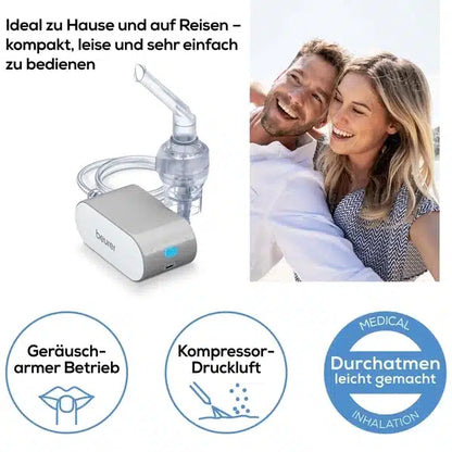 Een glimlachend paar maakt een selfie. Boven hen staat het uitloopartikel van de Beurer GmbH: kleine inhalator IH 58 en een Duitse tekst die de stille toepassing, de compressor-technologie en het eenvoudige gebruik bij astma of luchtwegaandoeningen thuis en onderweg beschrijft.