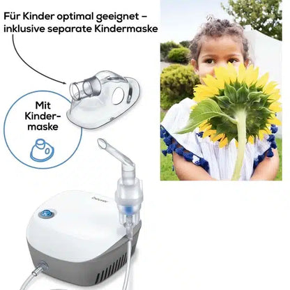 Links is de Beurer inhalator IH 18 van de Beurer GmbH met aangesloten slang en kindermasker afgebeeld. Een afbeelding verduidelijkt dat het meegeleverde kindermasker ideaal is voor de behandeling van astma. Rechts is een kind in een blauw-wit kleed afgebeeld, dat zijn gezicht bedekt met een grote zonnebloem. De tekst is in het Duits.