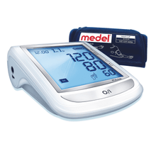 Een Medel Elite bloeddrukmeter van Beurer GmbH met blauw display toont waarden van 120 over 80 mmHg. Het apparaat maakt gebruik van Soft-Inflate-technologie en wordt gedragen met een Medel-manchet. Op het display worden ook de tijd 12:00, een 'M' voor modus en een indicator voor het detecteren van onregelmatige hartslag weergegeven.