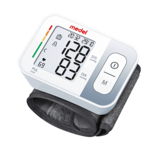 Een automatische Medel Quick-bloeddrukmeter voor om de pols, die een systolische druk van 129, een diastolische druk van 85 en een hartslag van Beurer GmbH meet.