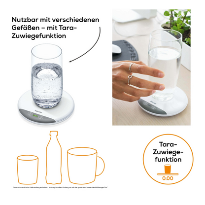 Een digitale keukenweegschaal Beurer DM 20 Drinkmanager van Beurer GmbH, die 0,00 aangeeft, met een hand die een glas water erop houdt. De tekst 'Te gebruiken met verschillende vaten – met tarra-bijweegfunctie' verschijnt naast afbeeldingen van een glas, een fles en een kopje en demonstreert de tarra-functie van de weegschaal voor nauwkeurige metingen.