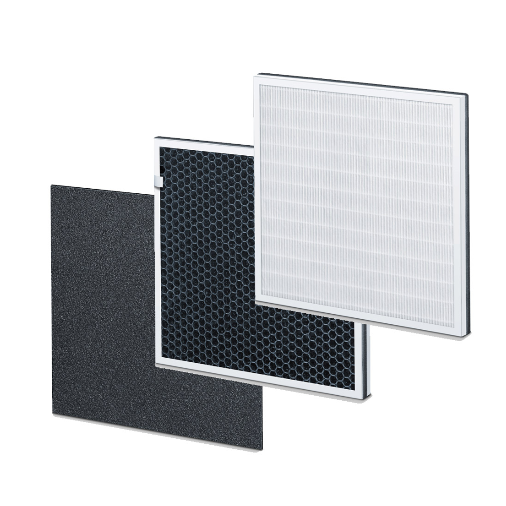 Afbeelding van drie verspringend gerangschikte luchtfiltercomponenten. Van links naar rechts: een platte, donkere actieve koolstoffilter, een zwart filter met honingraatpatroon en een witte gevouwen HEPA-filter in een wit frame. Deze filters maken deel uit van de Beurer Drielagige filter voor de Beurer LR 300, LR 310 van de Beurer GmbH en staan geïsoleerd voor een witte achtergrond.