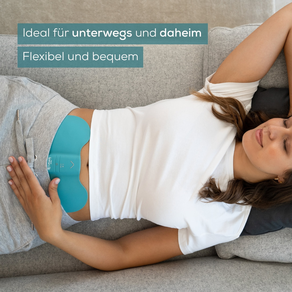 Een vrouw ligt met gesloten ogen op een bank. Ze draagt een wit shirt en een grijze joggingbroek. Op haar buik ligt een blauwe Beurer EM 55 Menstrual Relax+ buikband, die met TENS-technologie menstruatieklachten verlicht. De tekst in het Duits luidt: 'Ideaal voor onderweg en thuis. Flexibel en comfortabel.'