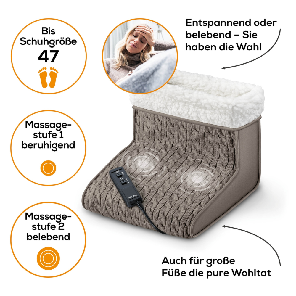 De Beurer FWM 45 Massage-Voetverwarmer van Beurer GmbH heeft een zachte buitenkant en biedt zowel ontspannende als stimulerende massagemodi voor voeten tot maat 47. Een vrouw geniet van de voordelen van de voetverwarmer. Ingevoegde tekst in het Duits legt zijn warmtestanden en massageopties uit, waardoor het ideaal is voor mensen met grotere voeten.