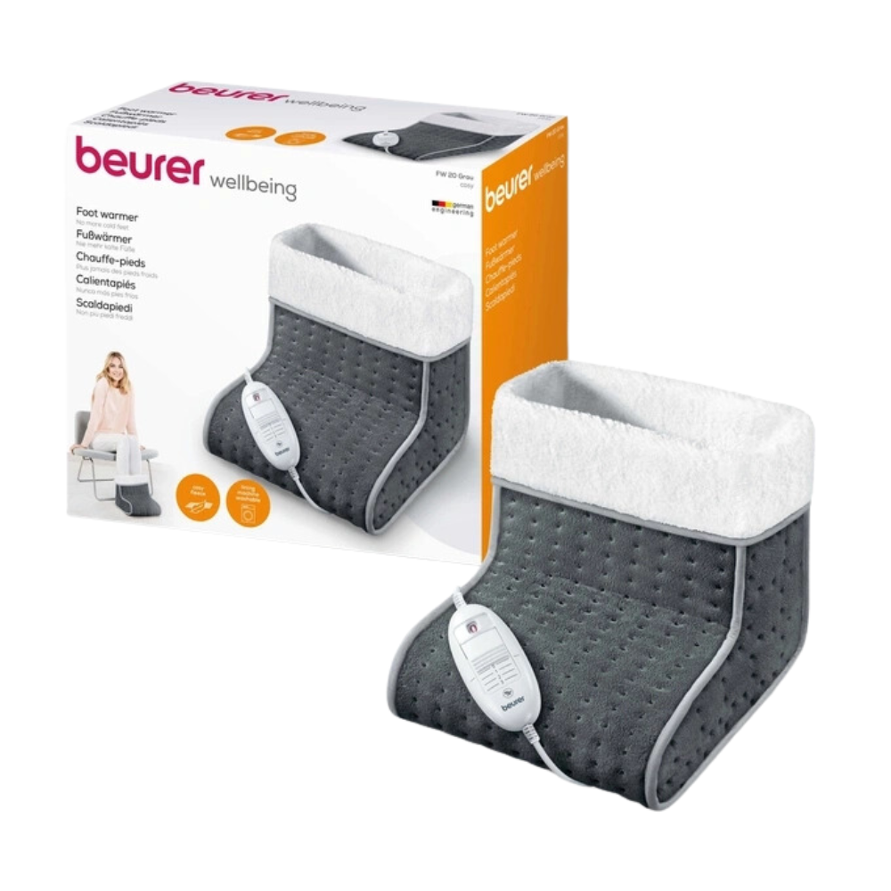 Afbeelding van de Beurer FW 20 Cosy grijze voetverwarmer van Beurer GmbH. Het product is grijs met een witte rand en beschikt over een bedieningsapparaat met 3 temperatuurinstellingen, gecertificeerd volgens OEKO-TEX® STANDARD 100. De verpakking op de achtergrond toont een afbeelding van de voetverwarmer en een meertalige tekst die het gebruik beschrijft.