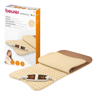 Afbeelding van een Beurer HK 115 Cosy-verwarmingskussen van Beurer GmbH. Het beige, zachte XXL-verwarmingskussen wordt geleverd met een geïntegreerde bedieningseenheid met 6 warmtestanden. De achterliggende verpakkingsdoos toont het verwarmingskussen in gevouwen en platte positie, benadrukt zijn OEKO-TEX® STANDARD 100-certificering, productdetails en merkafbeeldingen.