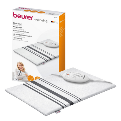 Het Beurer HK 25 verwarmingskussen van Beurer GmbH, afgebeeld met zwarte en grijze strepen, biedt meerdere temperatuurinstellingen. De verpakking draagt het OEKO-TEX® STANDARD 100-label en een foto van een vrouw die het verwarmingskussen gebruikt.