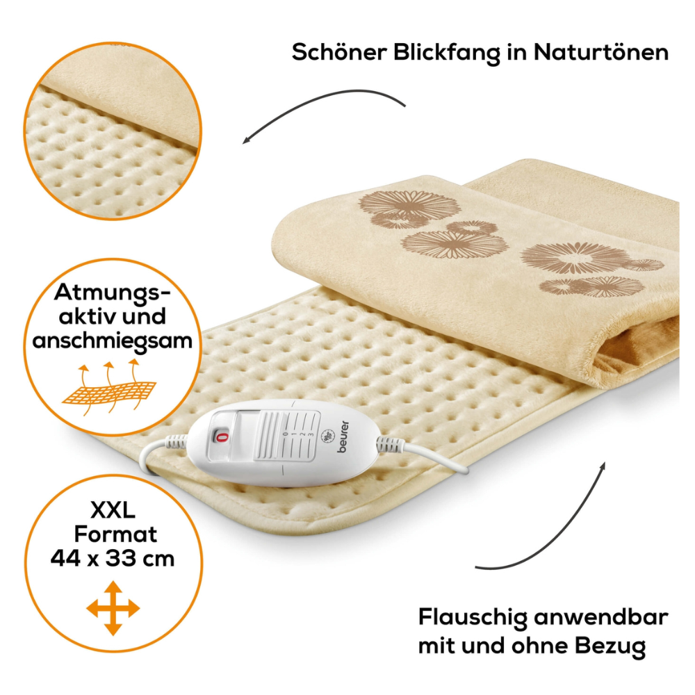 Een afbeelding van de Beurer HK 45 verwarmingskussen Cosy van Beurer GmbH met beige bloemendesign en aangesloten afstandsbediening. Het XXL-verwarmingskussen meet 44 x 33 cm, is gemaakt van ademend materiaal en kan met of zonder hoes worden gebruikt. Het is bovendien gecertificeerd volgens OEKO-TEX® Standard 100 en dus veilig. Rondom het kussen bevindt zich een Duitse tekst met gedetailleerde informatie over de functies.