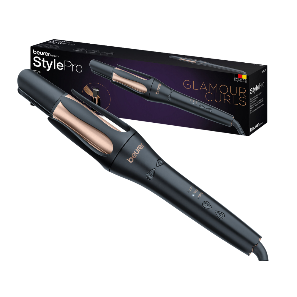Een Beurer HT 75 Automatische Krultang van Beurer GmbH in een elegant ontwerp in zwart en roségoud is samen met zijn verpakkingsdoos met het opschrift 'Glamour Curls' te zien. De automatische krultang beschikt over digitale bedieningselementen op het handvat en een viervoudige ionenuitlaat. De doos toont een afbeelding van de krultang en het merk.