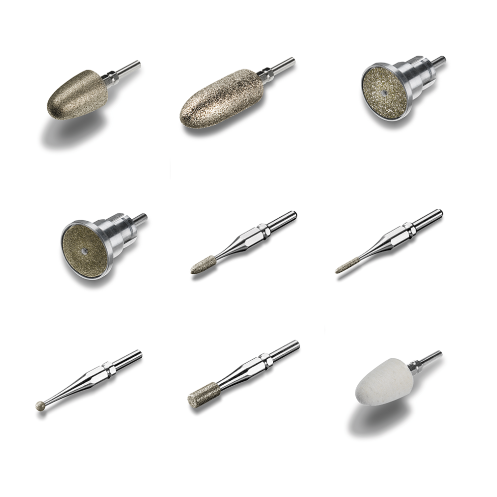 Afbeelding van tien verschillende polijst- en slijpboren voor de tandheelkunde, gerangschikt in een raster. De boren lijken op die in de Beurer MP 60 manicure-/pedicure-opzetstuk verpakking (10 stuks) van Beurer GmbH en hebben verschillende vormen - cilindrische, conische en bolvormige punten - en vertonen oppervlaktestructuren van glad tot ruw voor verschillende tandheelkundige ingrepen.