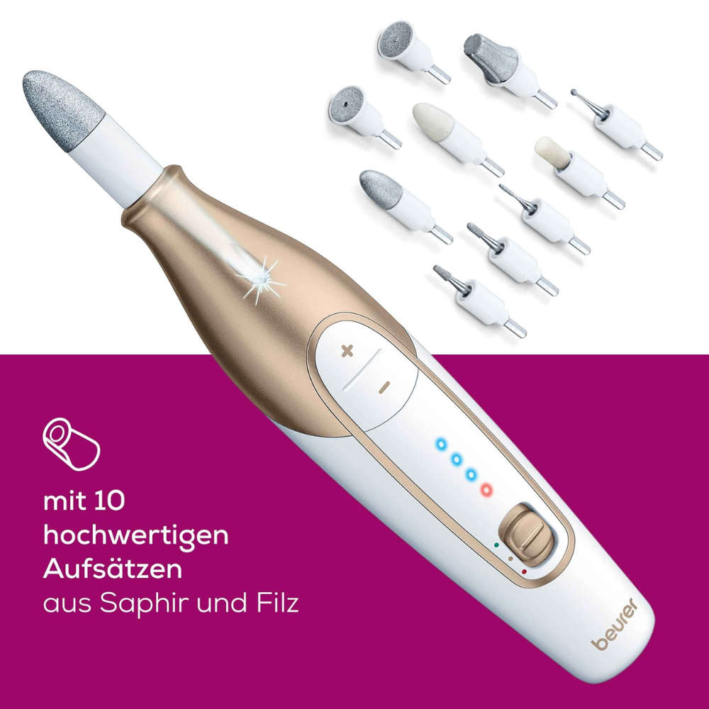 Het elektrische manicure- en pedicureapparaat Beurer MP 64 manicure-/pedicureset van Beurer GmbH in goud-wit design met bedieningsknoppen wordt geleverd met tien hoogwaardige saffier- en vilten opzetstukken. Boven het apparaat is op een paarse achtergrond afgebeeld: 'met 10 hoogwaardige opzetstukken van saffier en vilt'.