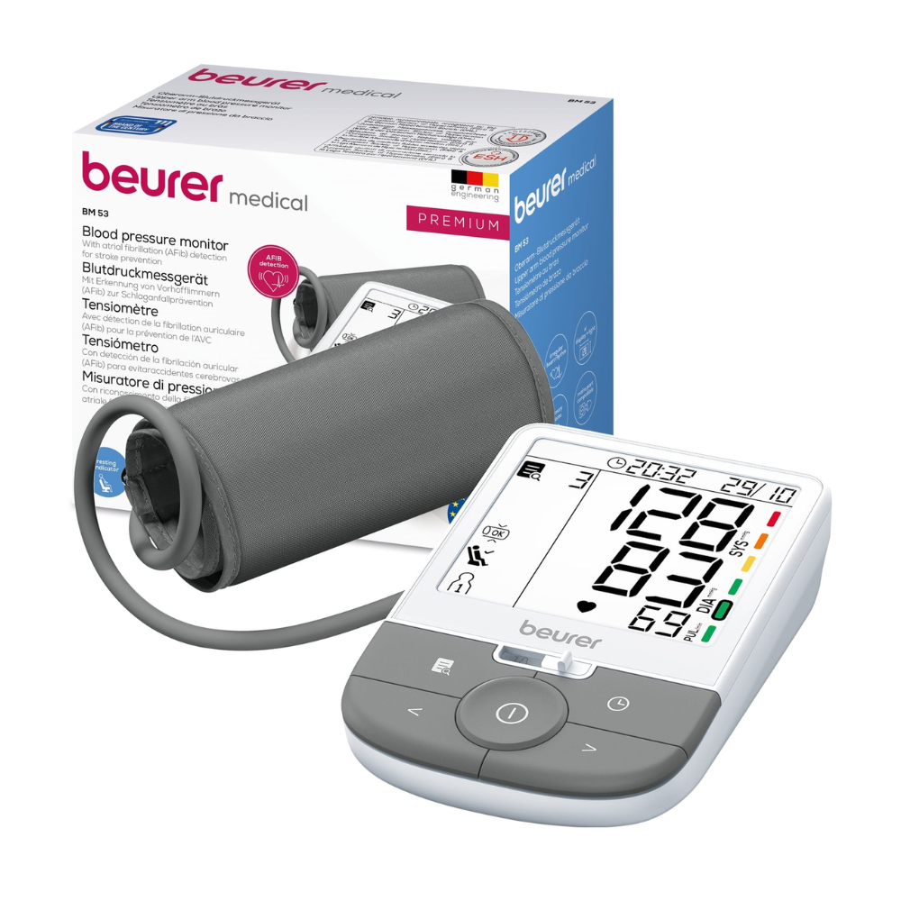 Afgebeeld is een Beurer bovenarm-bloeddrukmeter BM 53 | Verpakking (1 stuk) van Beurer GmbH met een LCD-scherm waarop verschillende meetwaarden worden weergegeven. Het apparaat bevat een manchet die via een slang is aangesloten en wordt geleverd in een verpakking met meertalige opdruk. Het wordt beschreven als een premiummodel en beschikt ook over een aritmieherkenning voor het detecteren van onregelmatige hartslagen.