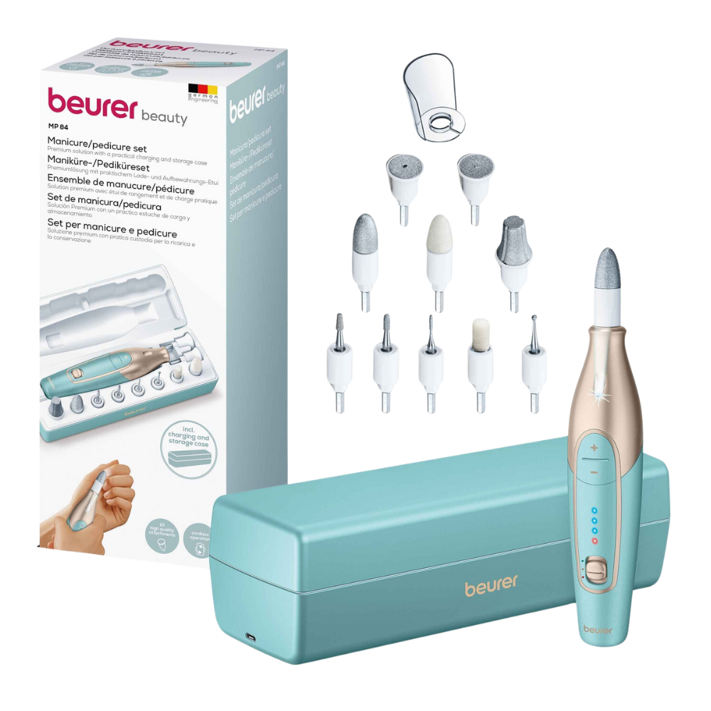 Afbeelding toont een Beurer draagbare manicure- & pedicureset MP 84 | Verpakking (1 stuk) voor manicure en pedicure. De set bevat een hoofdeenheid, zeven verschillende opzetstukken en een opbergdoosje. Ook zichtbaar is de productdoos met het merk Beurer GmbH en productinformatie.