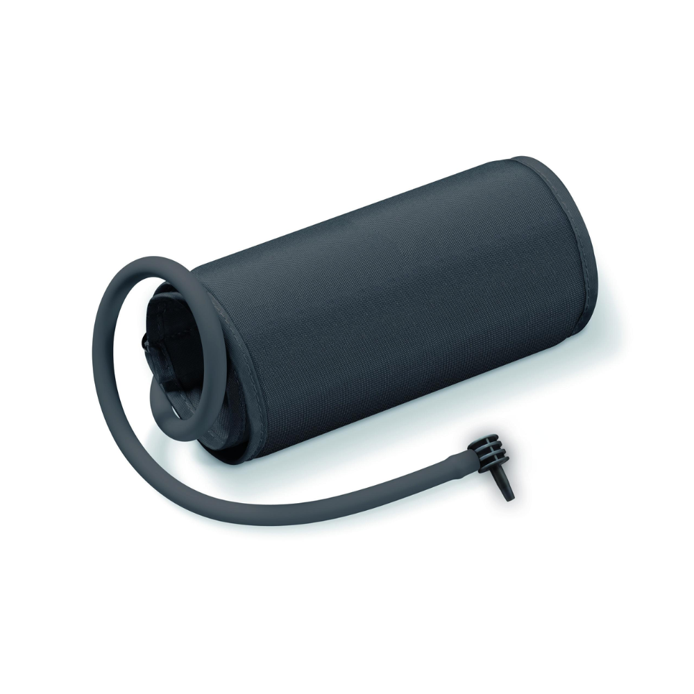 De Beurer XL-manchet voor bloeddrukmeter BM 26, BM 40 van de Beurer GmbH is een zwarte cilindrische armmanchet met aangesloten rubberen slang en stekkeraansluiting. De slang is losjes om de manchet gewikkeld, wat het hele apparaat een elegant, professioneel uiterlijk geeft. Dit product wordt typisch gebruikt met de bloeddrukmeter BM 26.