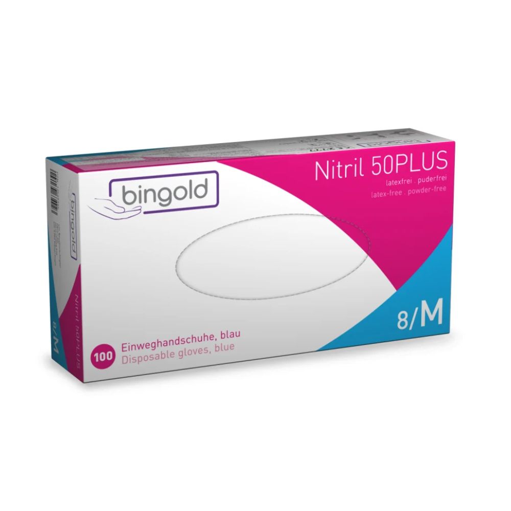 Eine Schachtel Bingold Nitril 50PLUS Einmalhandschuhe, Blau der BINGOLD GmbH + Co. KG enthält 100 blaue Handschuhe, Größe 8/M. Die blau-weiße Schachtel mit roten Akzenten trägt die Aufschrift „latexfrei, puderfrei“ und dient dem Schutz vor chemischen Gefahren mit Texten in Deutsch und Englisch.