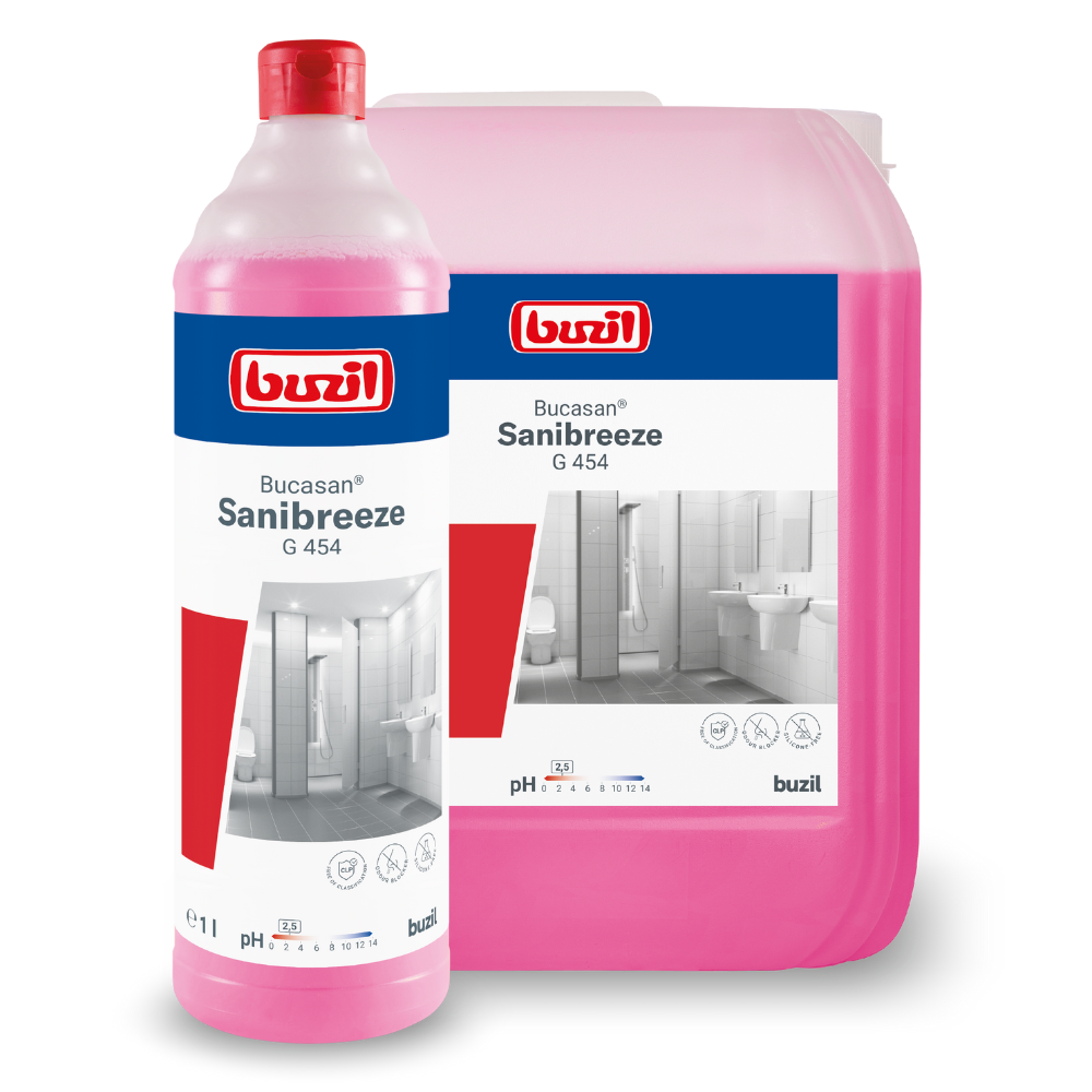 Een fles en een container Buzil Bucasan® Sanibreeze G 454 citroenzuurgebaseerde sanitairreiniger van BUZIL-WERK Wagner GmbH & Co. KG, met een roze vloeistof die versierd is met afbeeldingen van een vlekkeloze badkamer, dienen als efficiënte reinigingsoplossing. De fles staat zelfverzekerd voor de grotere container en toont haar vermogen om met haar geurblokkerende formule de hygiënische omstandigheden effectief te handhaven.