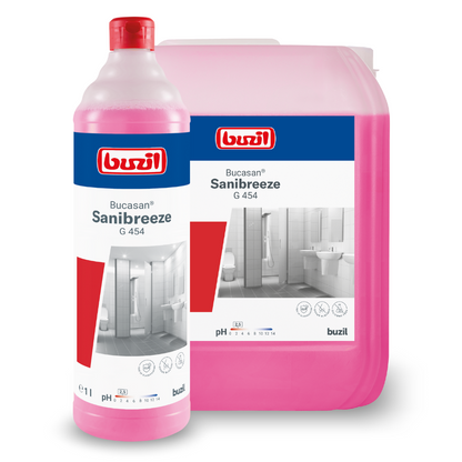 Een fles en een container Buzil Bucasan® Sanibreeze G 454 citroenzuurgebaseerde sanitairreiniger van BUZIL-WERK Wagner GmbH & Co. KG, met een roze vloeistof die versierd is met afbeeldingen van een vlekkeloze badkamer, dienen als efficiënte reinigingsoplossing. De fles staat zelfverzekerd voor de grotere container en toont haar vermogen om met haar geurblokkerende formule de hygiënische omstandigheden effectief te handhaven.