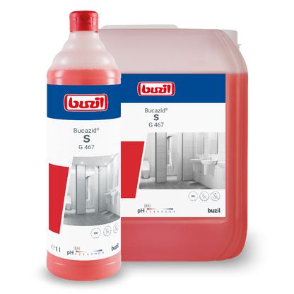 Een rode fles en een grotere rode container, beide met het logo van BUZIL-WERK Wagner GmbH & Co. KG en "Buzil Bucazid® S G 467 Sanitairreiniger met Geurblokker", tonen afbeeldingen van een badkamer met toilet en wastafel. Deze krachtige reiniger gebruikt amidosulfonzuur voor een verbeterde reinigingswerking. De fles bevat 1 liter, terwijl de container groter is.
