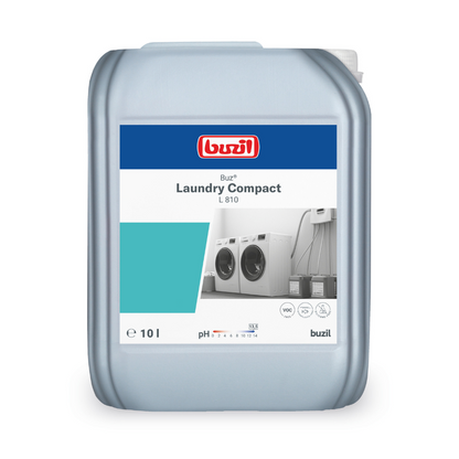 Afgebeeld is een grote 10-liter container met Buzil Buz® Laundry Compact L 810 Hooggeconcentreerd vloeibaar wasmiddel van BUZIL-WERK Wagner GmbH & Co. KG. Hij is voorzien van een blauw-wit etiket met afbeeldingen van industriële wasmachines en wijst daarmee op de geschiktheid voor professionele textielverzorging. Ook de pH- en VOC-waarden staan op het etiket vermeld.