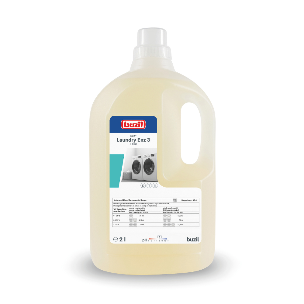 Een grote kunststof fles met Buzil Buz® Laundry Enz 3 L 820, een enzymhoudend vloeibaar wasmiddelconcentraat van BUZIL-WERK Wagner GmbH & Co. KG voor professionele gebruikers, heeft een handige draaggreep. Op het etiket staan wasmachineafbeeldingen en belangrijke productinformatie. De vloeistof binnenin is lichtgeel gekleurd.