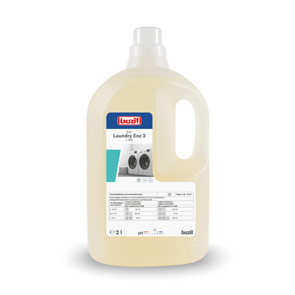 Een grote kunststof fles met Buzil Buz® Laundry Enz 3 L 820, een enzymhoudend vloeibaar wasmiddelconcentraat van BUZIL-WERK Wagner GmbH & Co. KG voor professionele gebruikers, heeft een handige draaggreep. Op het etiket staan wasmachineafbeeldingen en belangrijke productinformatie. De vloeistof binnenin is lichtgeel gekleurd.