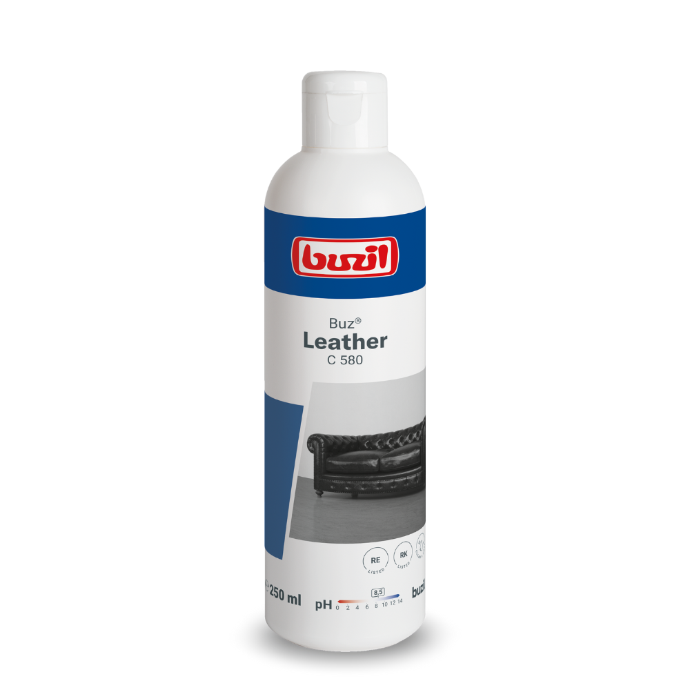 Een 250 ml fles Buzil Buz® Leather C 580 oppervlakte-intensiefreiniger voor glad leer wordt tentoongesteld. Het etiket met een leren bank benadrukt zijn doel als leerverzorgingsmiddel en UV-bescherming. De fles is voornamelijk wit met blauwe accenten, ideaal voor het behoud van de onberispelijke staat van uw meubels, vervaardigd door BUZIL-WERK Wagner GmbH & Co. KG.
