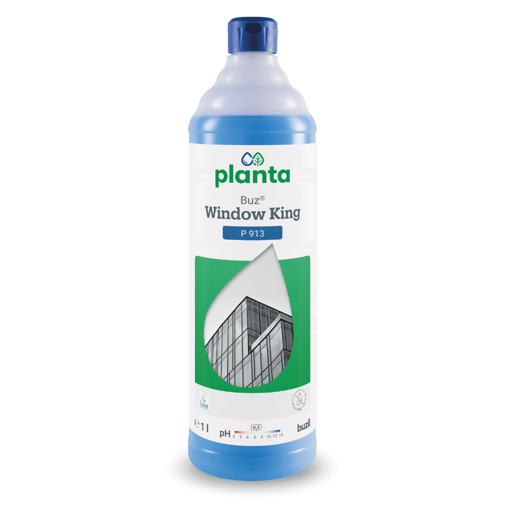 De Buzil Buz® Window King P 913, een product van BUZIL-WERK Wagner GmbH & Co. KG, wordt gepresenteerd met het EU Ecolabel. Het etiket toont een gebouwgevel binnen een druppelvormige omlijsting en wijst op het milieuvriendelijke glas- en ruitenreinigerconcentraat met anti-vuil werking. De overwegend wit-blauwe fles heeft een inhoud van 1 liter.