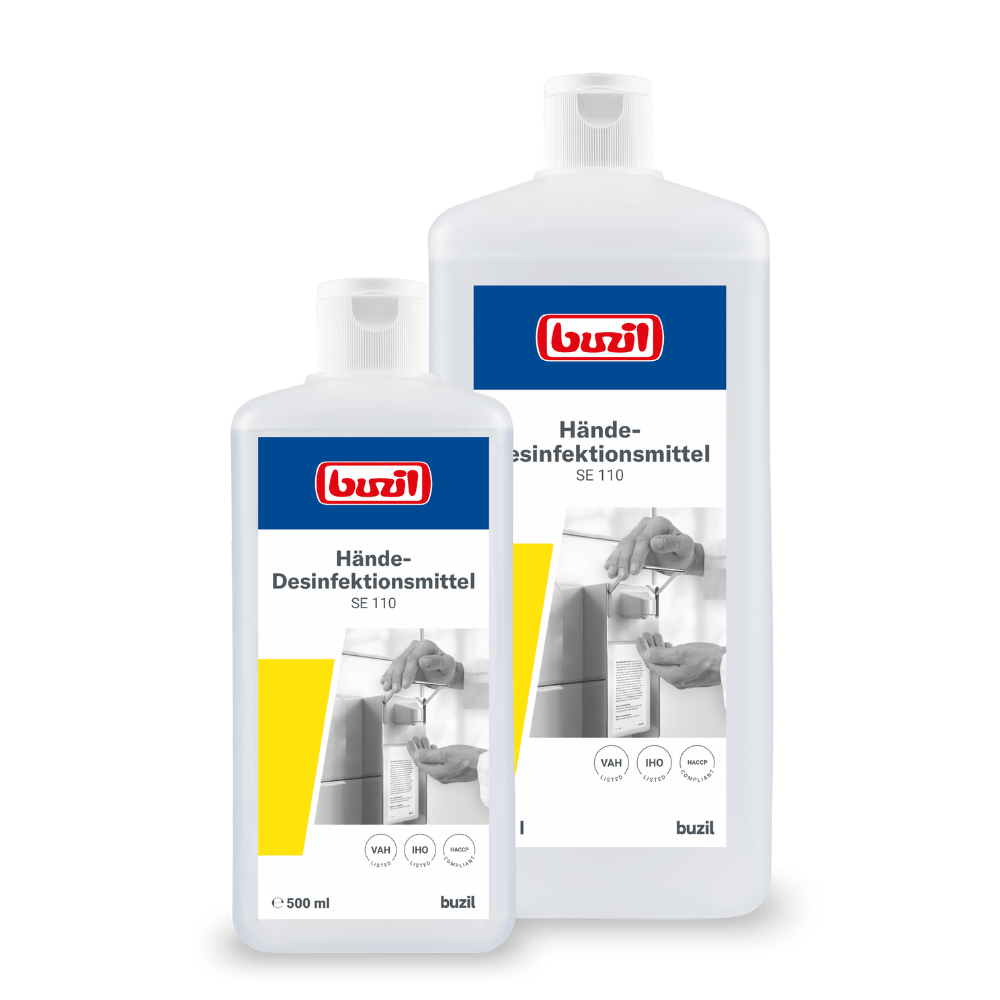 Twee flessen „Buzil Handdesinfectiemiddel SE 110, gebruiksklaar“ van BUZIL-WERK Wagner GmbH & Co. KG in de maten 500 ml en 1 L, met een etiket waarop een persoon het desinfectiemiddel aanbrengt. De Duitse tekst benadrukt de huidvriendelijke en bacteriedodende eigenschappen en bevat meerdere certificeringssymbolen.