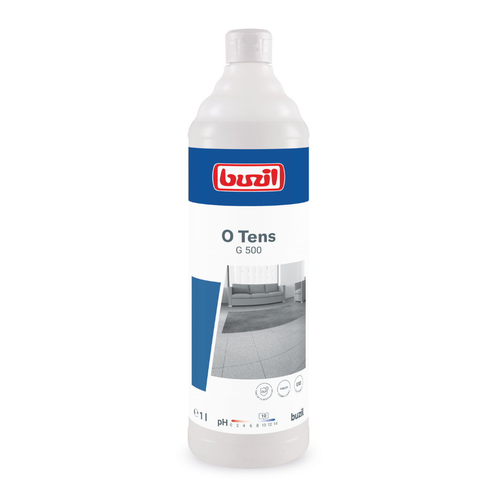 Een witte fles met het opschrift 'Buzil O Tens G 500 Tensidvrije Universele Reiniger op Citraatbasis' van BUZIL-WERK Wagner GmbH & Co. KG valt op door een opvallend blauw etiket, een rood logo en afbeeldingen van oppervlakken met lage hervervuilingseigenschappen. Deze universele reiniger op citraatbasis heeft een inhoud van 1 liter en bevat symbolen voor pH-waarde en materiaalcompatibiliteit.