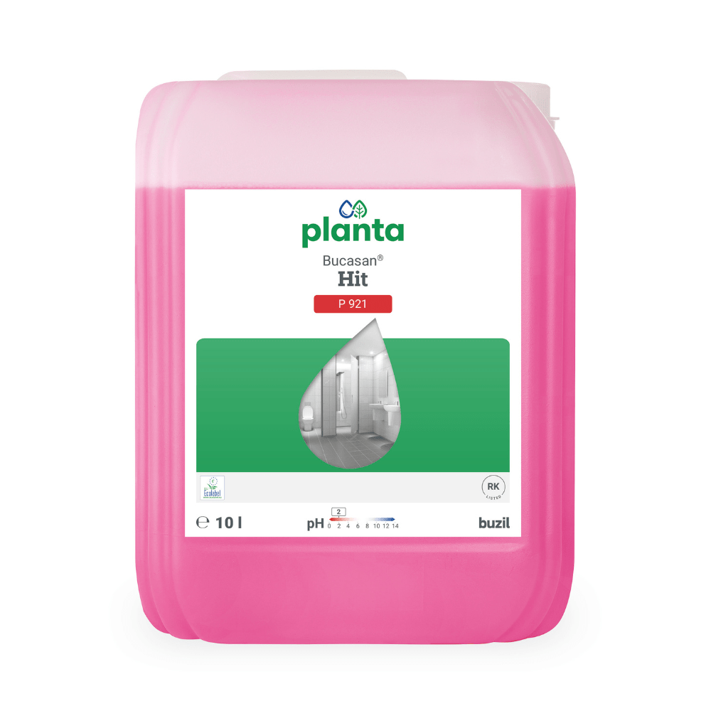 Een roze 10-liter container met Buzil Planta Bucasan® Hit P 921, een ecologische sanitaironderhoudsreiniger, heeft een groen-wit etiket met een waterdruppel en een badkamerafbeelding. De pH-1 formule zorgt voor streeploze glans. Rechtsonder is de merknaam BUZIL-WERK Wagner GmbH & Co. KG afgebeeld.