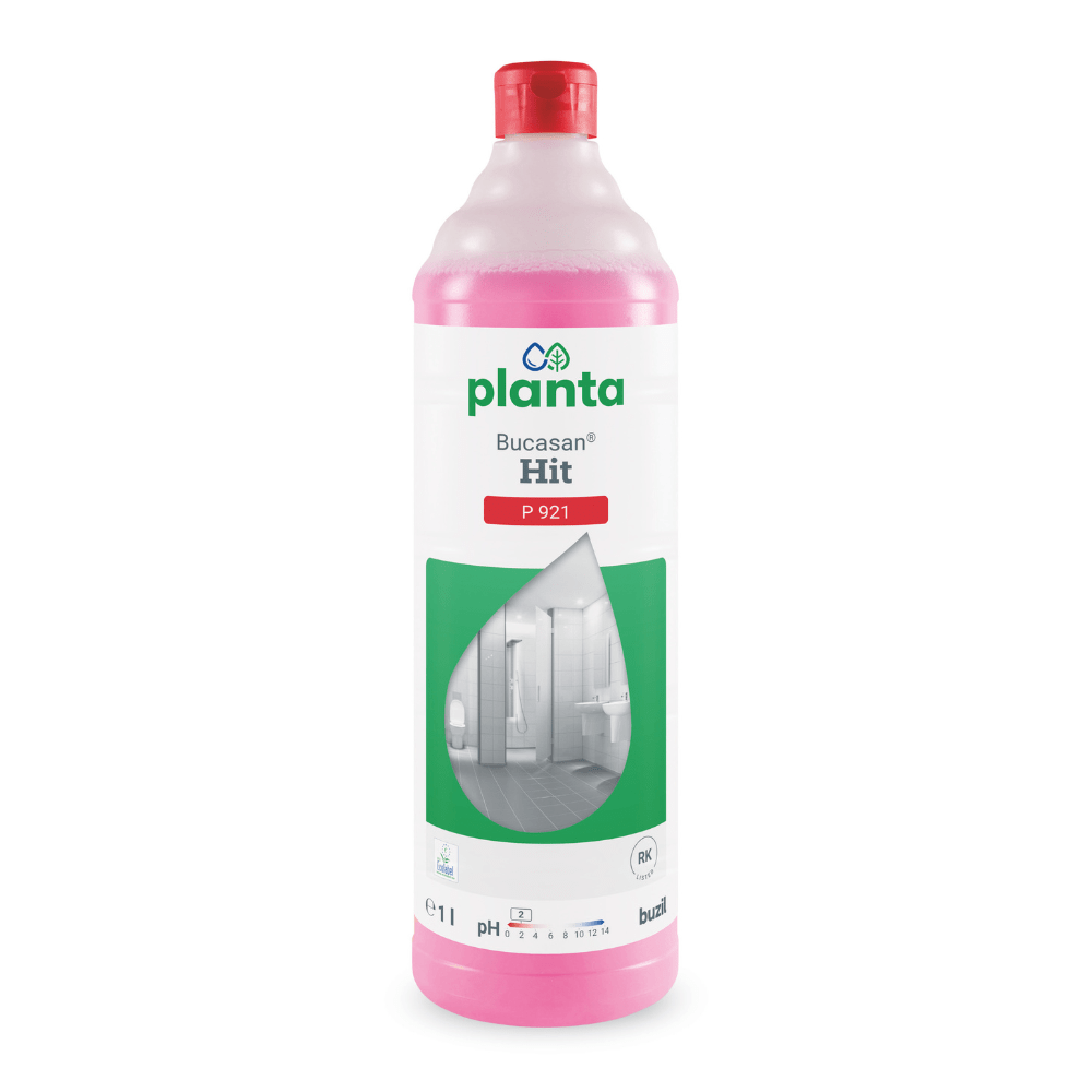Een roze fles van Buzil Planta Bucasan® Hit P 921, een ecologische sanitair-onderhoudsreiniger van BUZIL-WERK Wagner GmbH & Co. KG, toont op zijn etiket een badkamer om zijn effectiviteit als kalkverwijderaar voor streeploze glans te benadrukken. De 1-liter fles is voorzien van een rode dop.