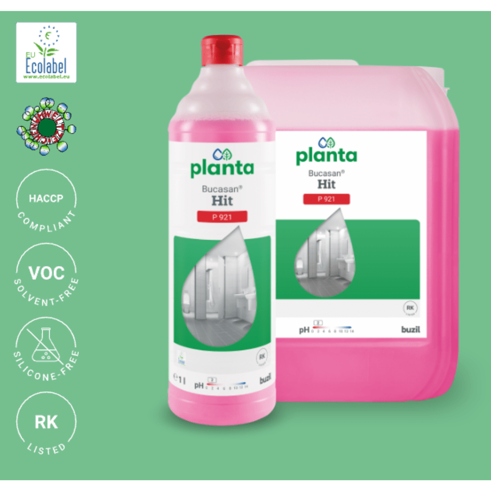 De afbeelding toont een roze fles en een grotere roze container met Buzil Planta Bucasan® Hit P 921 Ecologische Sanitaironderhoudsreiniger, een product van BUZIL-WERK Wagner GmbH & Co. KG. Het staat bekend om zijn streeploze glans en voldoet aan de HACCP-normen. Bovendien is het vrij van VOC's en siliconen en draagt het trots het EU-milieukeurmerk evenals symbolen die zijn milieuvriendelijke eigenschappen benadrukken.