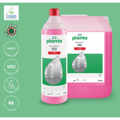De afbeelding toont een roze fles en een grotere roze container met Buzil Planta Bucasan® Hit P 921 Ecologische Sanitaironderhoudsreiniger, een product van BUZIL-WERK Wagner GmbH & Co. KG. Het staat bekend om zijn streeploze glans en voldoet aan de HACCP-normen. Bovendien is het vrij van VOC's en siliconen en draagt het trots het EU-milieukeurmerk evenals symbolen die zijn milieuvriendelijke eigenschappen benadrukken.