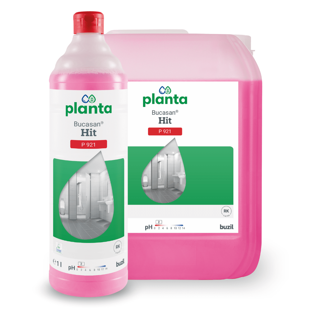 Een roze fles en een container met Buzil Planta Bucasan® Hit P 921 Ecologische Sanitaironderhoudsreiniger van BUZIL-WERK Wagner GmbH & Co. KG, met etiketten met afbeeldingen die een vlekkeloze, streeploze badkamer tonen. Deze effectieve kalkverwijderingsoplossing heeft een pH-waarde van 2 voor superieure reinheid.