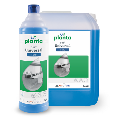 Uitgestald zijn een fles en een grote container Buzil Planta Buz® Universal P 910 Ecologische Universele Reiniger, die elk een blauwe vloeistof bevatten. De etiketten tonen een keukenafbeelding, productdetails en een limoen-groene kleurblok die de certificering met het EU-milieukeurmerk benadrukt.