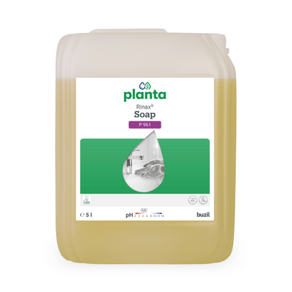 Verpakking met Buzil Rinax® Zeep P 961, een 5-liter product van BUZIL-WERK Wagner GmbH & Co. KG. Het heeft een groen etiket met productinformatie en een druppelvormige grafiek. De vloeistof binnenin is lichtgeel. Deze ecologische handwaslotion is huidvriendelijk en milieuvriendelijk.