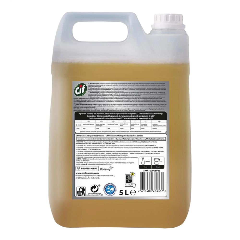 Een 5-liter container Cif Professional Houten Vloerreiniger van Diversey Deutschland GmbH & Co. OHG heeft een handgreep en een schroefdop en is daardoor perfect geschikt voor professionele reiniging. Het etiket bevat productinformatie, instructies en veiligheidssymbolen. De licht amberkleurige vloeistof binnenin is ideaal om de glans van laminaatvloeren te behouden.