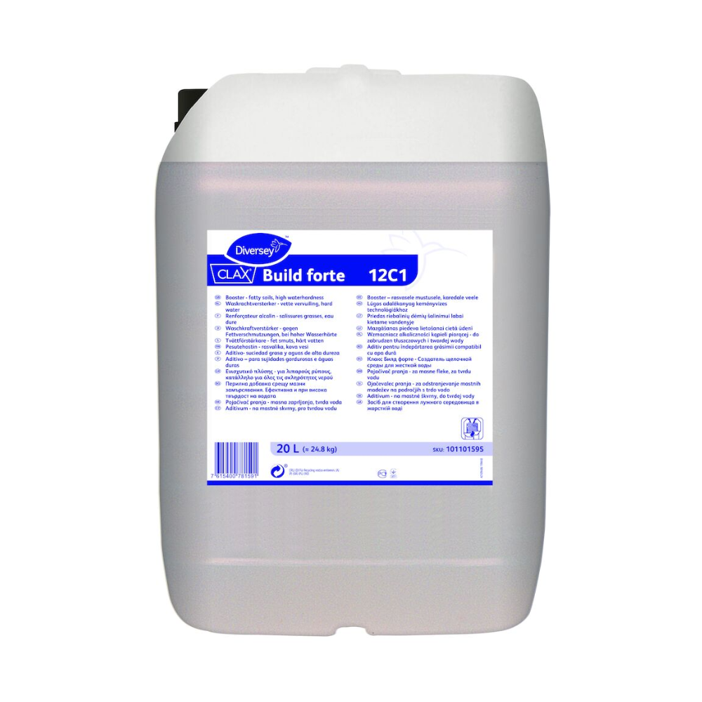 Op een grote witte plastic container met een blauw etiket van Diversey Deutschland GmbH & Co. OHG staat 'Clax Build forte 12C1', speciaal geformuleerd als alkalische waskrachtversterker met complexvormende eigenschappen voor hard water. Het etiket bevat gedetailleerde productinformatie en specificaties. De container heeft een zwarte deksel en heeft een inhoud van 20 liter.