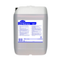 Op een grote witte plastic container met een blauw etiket van Diversey Deutschland GmbH & Co. OHG staat 'Clax Build forte 12C1', speciaal geformuleerd als alkalische waskrachtversterker met complexvormende eigenschappen voor hard water. Het etiket bevat gedetailleerde productinformatie en specificaties. De container heeft een zwarte deksel en heeft een inhoud van 20 liter.