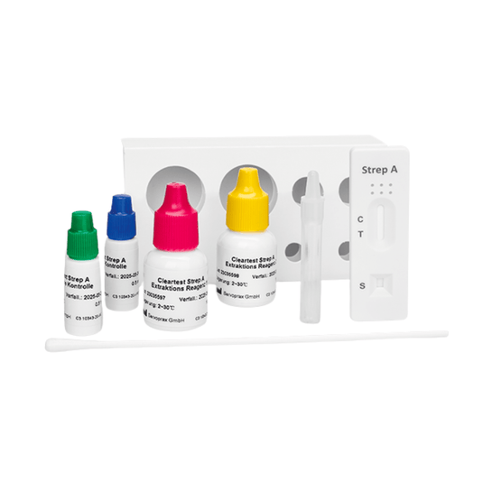 Op een wit oppervlak ligt de Cleartest Strep-A-testkit van Servoprax GmbH, die vier gekleurde flesjes met oplossing, een testcassette met het opschrift „Strep A“, een wattenstaafje en een buisje bevat. Deze complete set levert nauwkeurige resultaten bij het testen op groep A-streptokokken, gewoon vanuit huis.