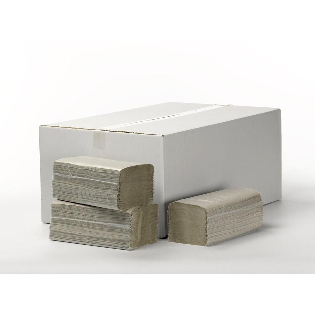Achter drie stapels Diversey vouwhanddoeken ZZ-vouw 1-laags natuurwit van gerecycled papier (geschikt voor D7525452/D7525453) bevindt zich een witte doos op een eenvoudige witte ondergrond met een witte achtergrond.