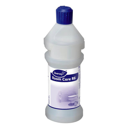 De Room Care R6 Plus fles, leeg van Diversey Deutschland GmbH & Co. OHG met blauwe dop en wit-blauw etiket is te zien tegen een witte achtergrond - ideaal voor elk reinigingssysteem.